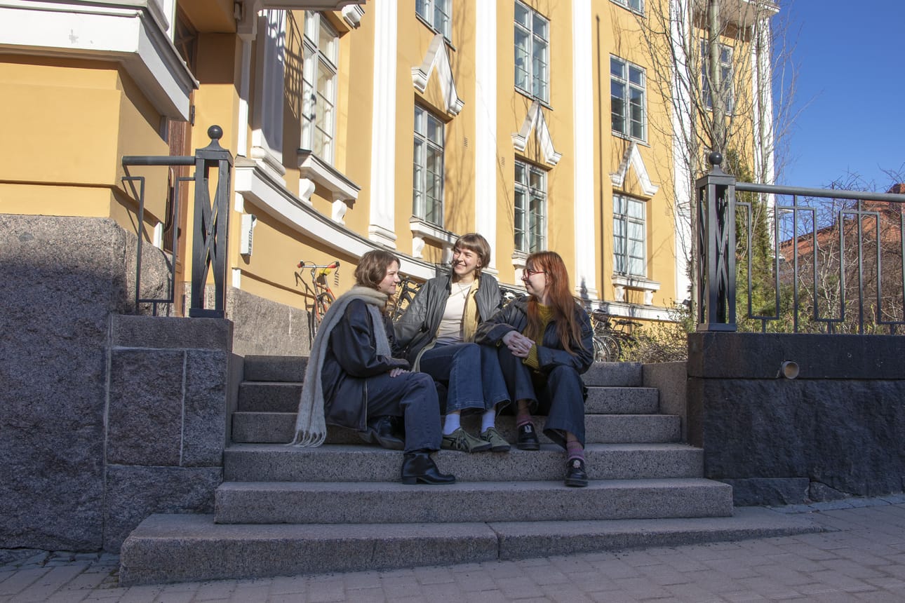 Arkkitehtuurin opintojen myötä toisiinsa tutustuneet Mona Laurila, Pihla Lahtinen ja Peppi Takala ovat asuneet puolitoista vuotta kämppäkavereina Oulun keskustassa Kolmiotalossa. Hailuodossa kolmikko vierailee vuosittain.