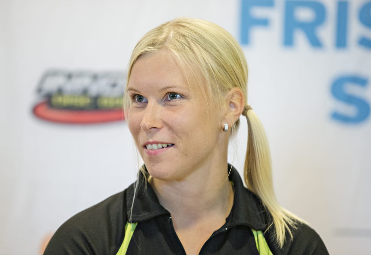 Oulun Frisbeeseuran EM-kultamitalisti Jenni Eskelinen palkittiin keskiviikkona. Myös hänen seuransa sai tunnustusta.