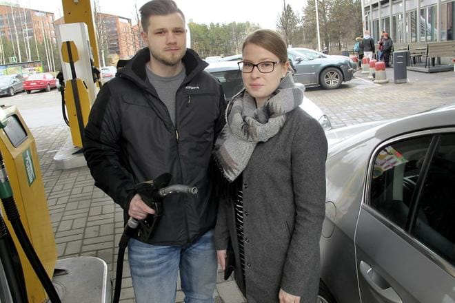 Seinäjokelainen pariskunta Laura Övermark ja Joonas Viitala tankkasivat menovettä autoonsa ABC:lla alkuillasta ennen huomisaamun lähtöä kohti Vaasaa, josta matka jatkuu lentokoneella pääsiäisen viettoon Tanskan Kööpenhaminaan. Kuva: Hannu Lusa