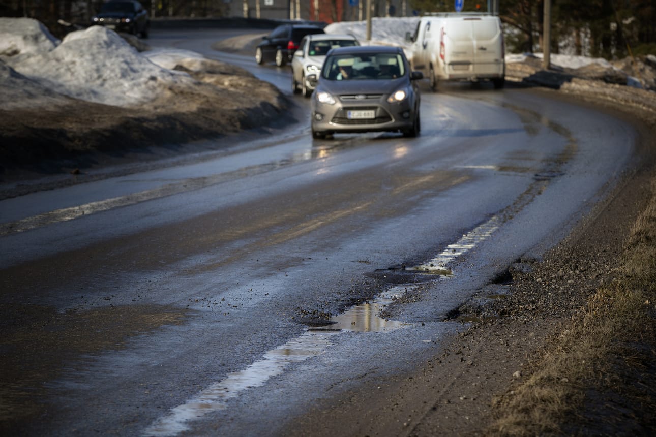 Kulutuksen ja vaihtelevien kelien jäljet näkyvät Vaasan Tammikaivontiellä urina ja reikinä. Tammikaivontien päällyste on yksi tulevan kesän korjauskohteista.