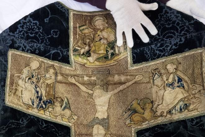 Anna Häkärin konservoima 1500-luvun messukasukka on mittaamattoman arvokas. Koristeet antoivat keskiajan kirkkokansalle edes vähän silmänruokaa latinankielisen liturgian ajaksi. KUVAT: MINNA ANTILA