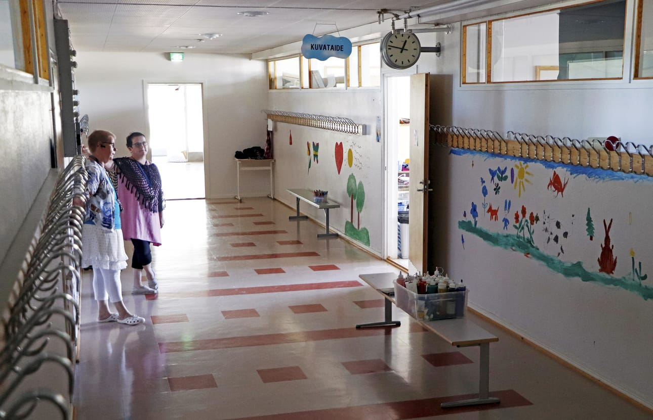 Sisällä on hämärää, vaikka ulkona on kirkasta. Opistolaiset taiteilivat vanhan lukion käytävien seinille kevään viimeisillä kurssikerroilla ja jättivät niin myös kuvalliset jäähyväiset rakennukselle. Pudasjärven kansalaisopiston taide- ja taitoaineiden opettaja Vuokko Nyman ja palvelusihteeri Tuula Haverinen kävivät vielä viime viikolla Lukiontiellä hoitamassa viimeisiä tehtäviä.