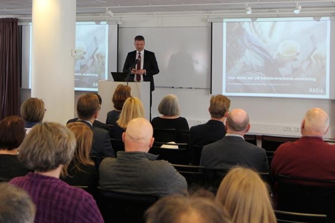 Aktia Pankin toimitusjohtaja Martin Backman puhui Vaasan Aktiasäätiön apurahojen jakotilaisuudessa. Vaasan Aktiasäätiö jakoi tänä vuonna yhteensä 700 000 euroa eri kohteisiin. Kuva: Teemu Närvä