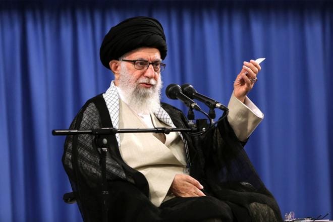 Iranin korkein johtaja Ali Khamenei ei ole osoittanut taipumisen merkkejä, vaikka Yhdysvaltojen talouspakotteet riuduttavat Iranin ja maan kansalaisten taloutta. KUVA: LEADER OFFICE HANDOUT