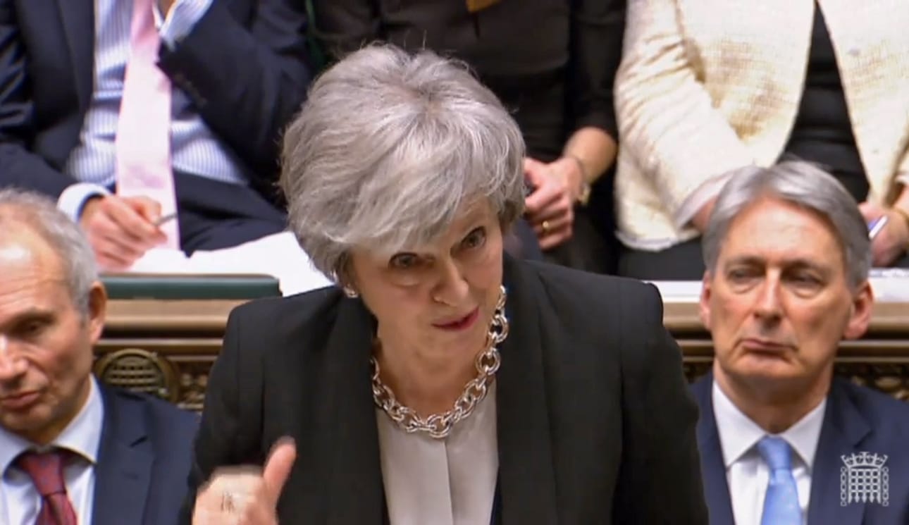 Britiannian alahuone väitteli kiivaasti brexit-muutosehdotuksista tiistaina. Pääministeri Theresa May yritti vielä ennen äänestyksiä vedota alahuoneeseen.