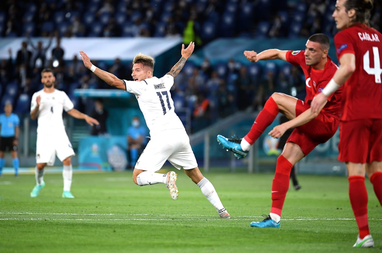 Ciro Immobile juhlii tekemäänsä maalia Turkkia vastaan EM-avauksessa.