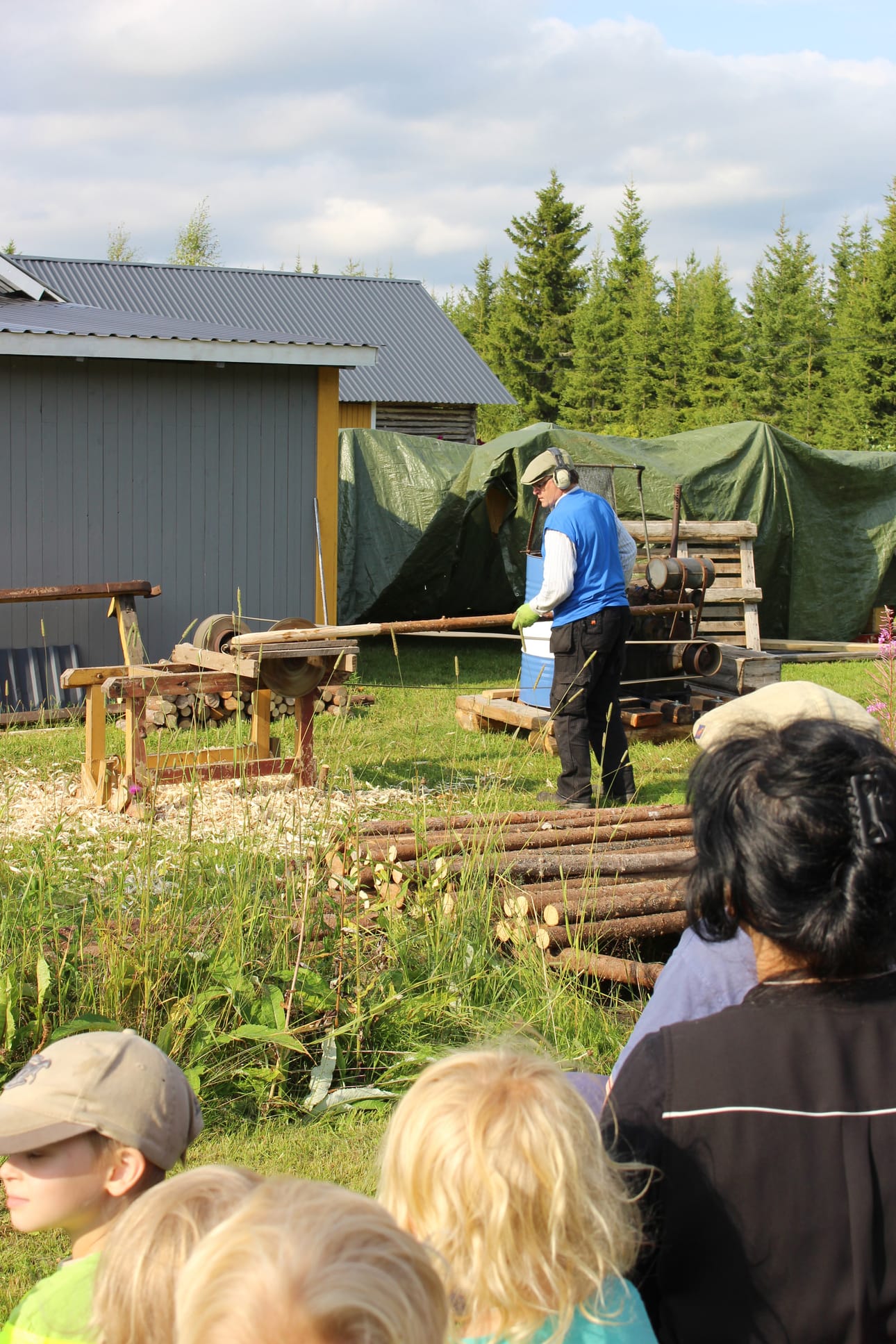 Maamoottori piti säksättävää ääntä. Sune Sundberg kuori koneen avulla heinäseipään ja sai yleisöltä palkinnoksi raikuvat aplodit.