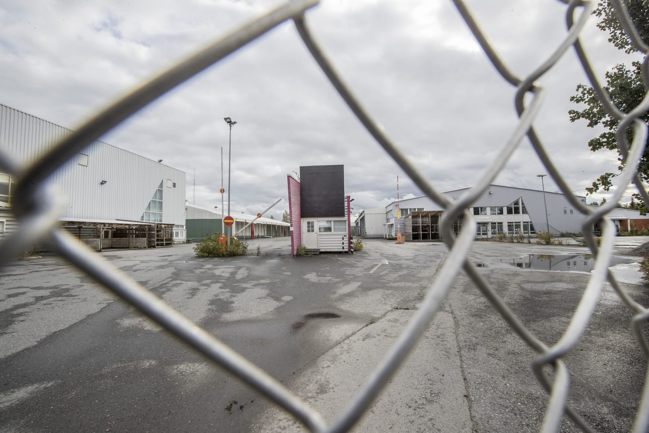 Oulun kaupunki edistää satamaan vievän uuden raiteen rakentamista ostamalla vuokraoikeudet sekä varastomyymälän ja varaston rakennukset entiseltä Starkin myymäläalueelta Limingantullissa 2,2 miljoonalla eurolla.