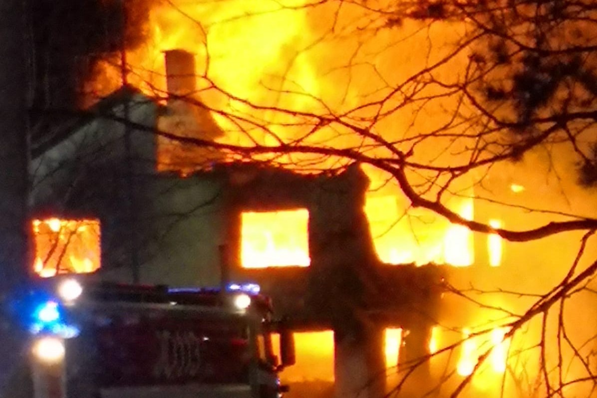 Puurakenteinen rakennus syttyi lauantaina alkuillasta.