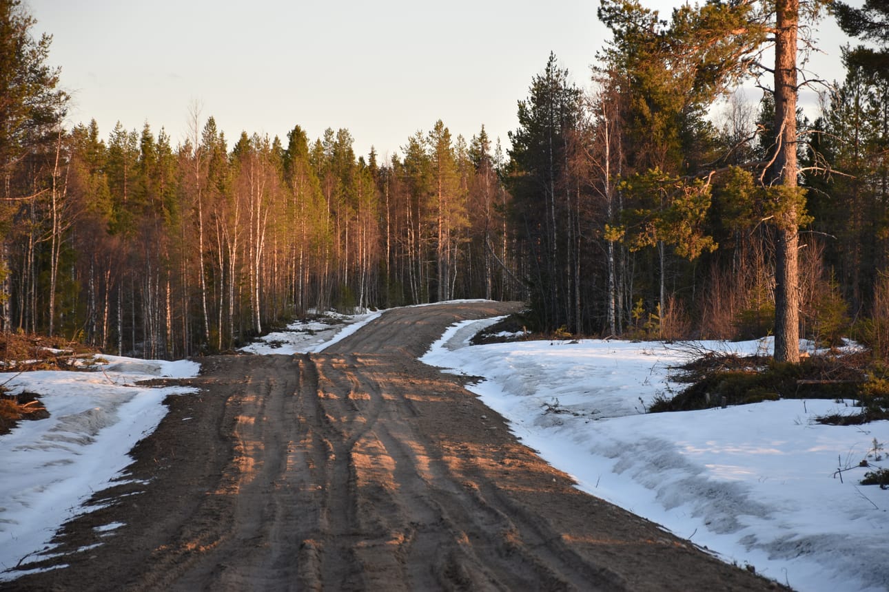 Saukkovaarantiellä on paha kelirikko, mutta sitä eivät kaikki ole ottaneet huomioon, kun tiellä on kuitenkin ajettu.