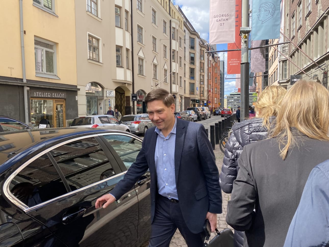 Raaseporilainen Thomas Blomqvist avasi ministeriautonsa oven ja poistui rkp:n eduskuntaryhmän kokouksesta ensimmäisten joukossa. Hän lähti maataloustöihin. Blomqvist on Sanna Marinin (sd.) hallituksen pohjoismaisen yhteistyön ja tasa-arvon ministeri.
