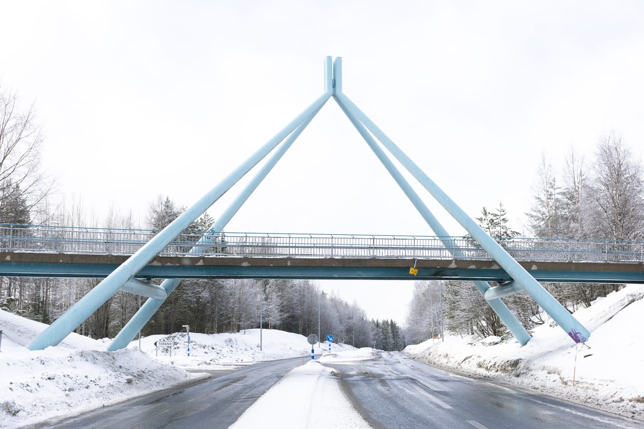 Ouluntien eli kantatie 20:n ylittävää kevyen liikenteen väylän siltaa Kuusamossa on korjattava Ouluntietä kulkeneiden nosturiautojen törmäysten jäljiltä. Sillalla on nimi Torangin Portti.