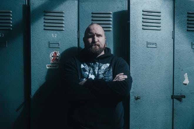 Karri Miettinen eli Paleface kuljettaa kohti Suomen sisällissodasta kertovaa yhteistä laulua. Rap-artistilta syntynee tietysti rap-kappale. KUVA: Petteri Lappalainen/Yle Kuvapalvelu