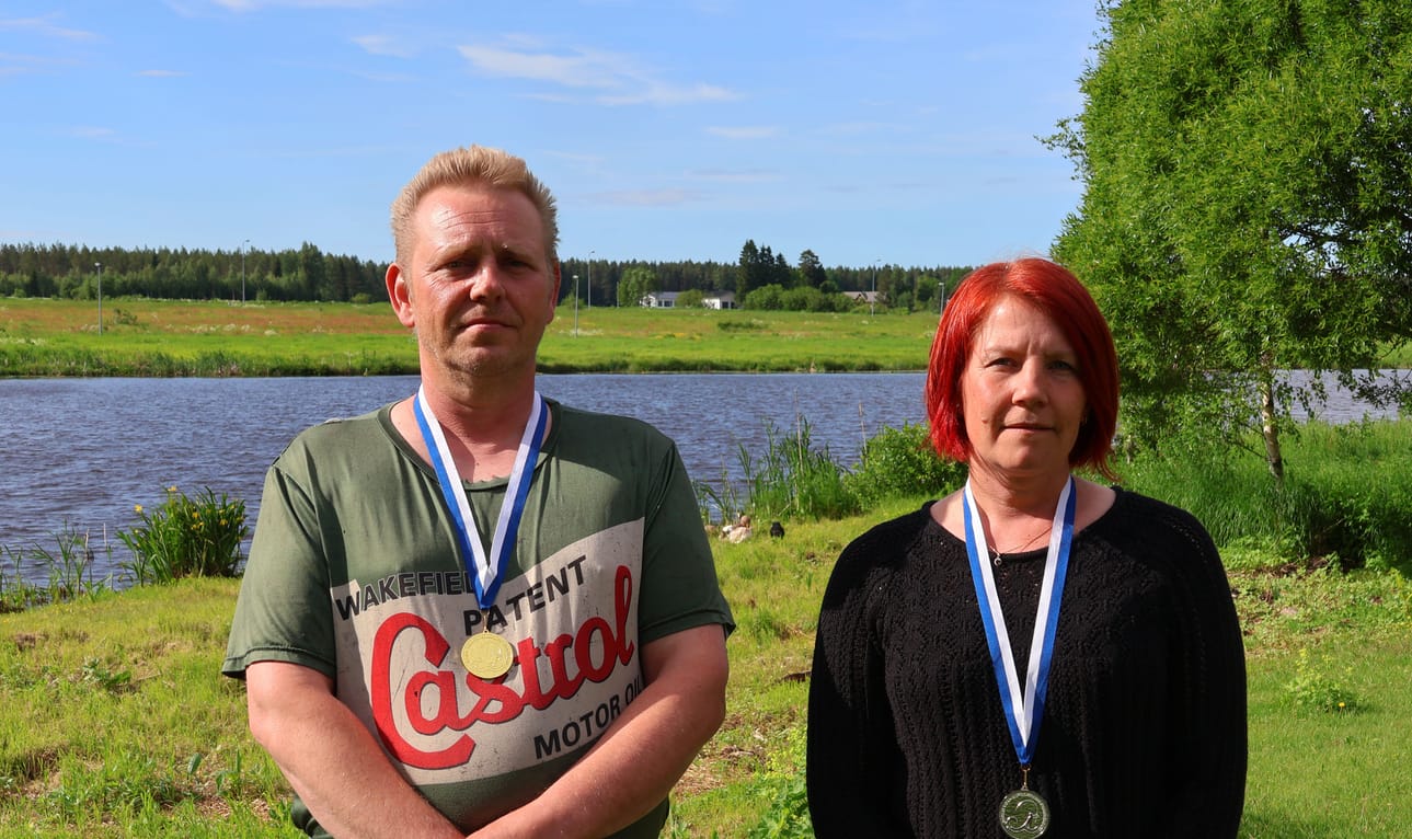 Lasse Hakomäki ja Outi Laasonen kuuluvat Härmänseudun kalastajien seuraan.
