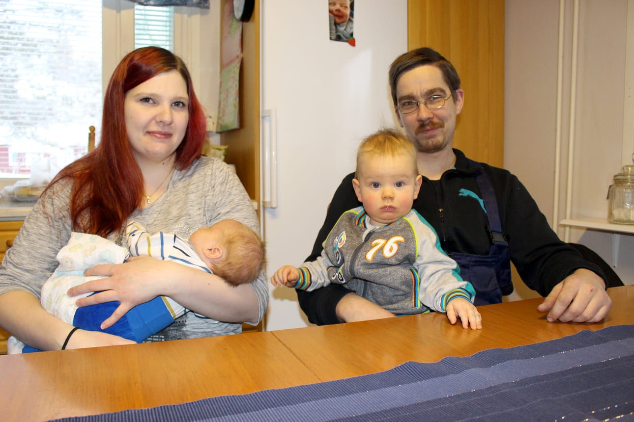 Minna Kinnusen ja Kristian Lehdon perheessä on kaksi vuosimallia 2015 olevaa poikaa. Kaksosista ei ole kyse, vaan kuukautta etuajassa syntynyt pikkuveli ehätti helmikuussa syntyneelle Tomille ikätoveriksi.