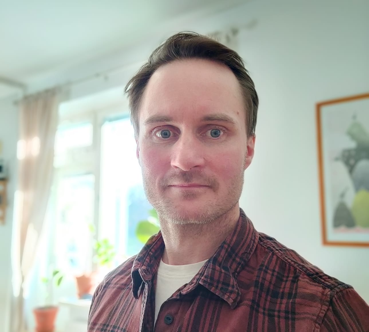 Vaasalainen Jakob Johansson valittiin Lapväärtin kansanopiston projektipäälliköksi huhtikuussa. Hänellä on rutkasti kokemusta sekä näyttelijän että ohjaajan työstä.