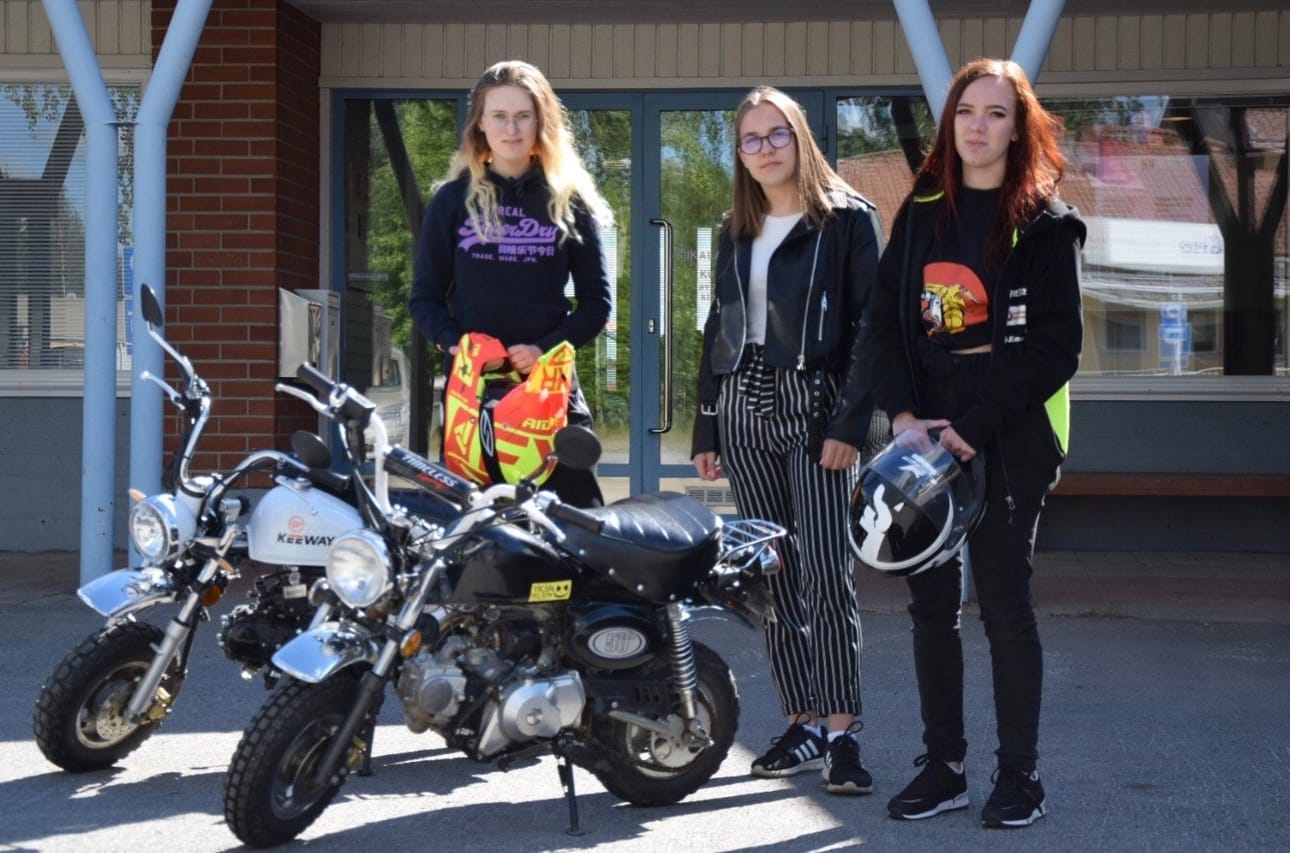 Siikalatvalla moposomettajat viestivät kunnan sosiaalisen median tileillä kesän ajan.