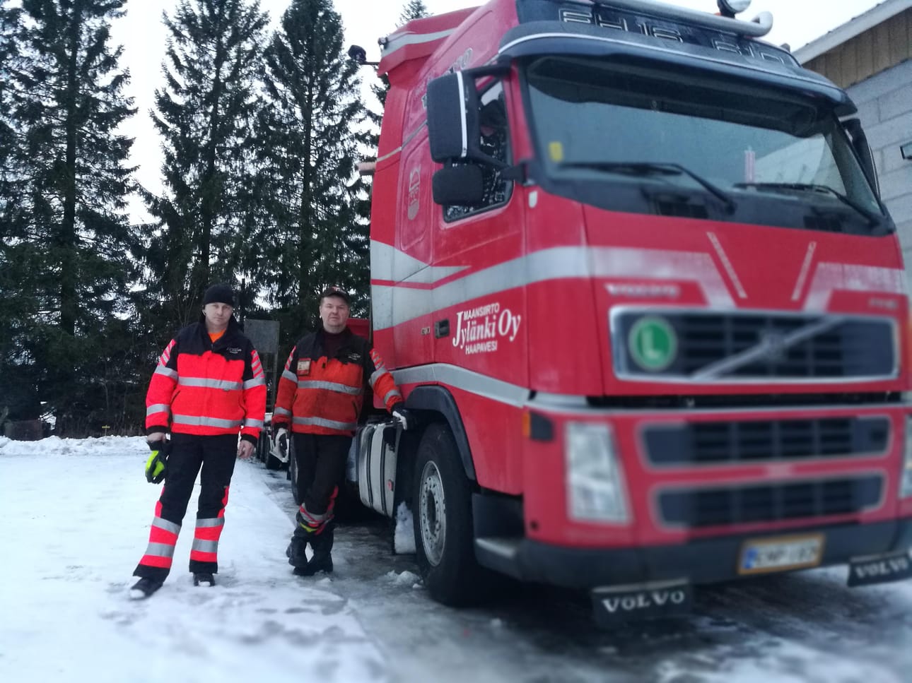 Maansiirto Jylänki Oy:tä pyörittää veljeskolmikko. Kuvassa Jarkko ja Arto Jylänki. Aki Jylänki oli kuvanottohetkellä ajossa.