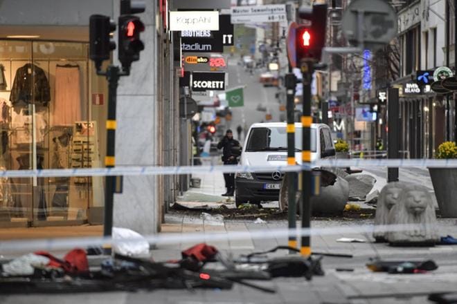 Neljä ihmistä kuoli Tukholman terrori-iskussa. Kuorma-auto ajoi Drottninggatanilla ja päätti matkansa tavaratalo Åhlensin seinään. Kuva: EPA/JONAS EKSTROMER