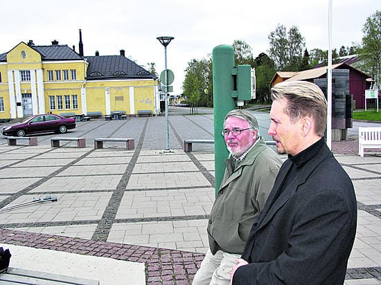 Kemin matkailun toimitusjohtaja Tani Järvinen ja markkinointisihteeri Seppo Lankinen sisäsatamassa, Kemin matkailullisessa ytimessä.