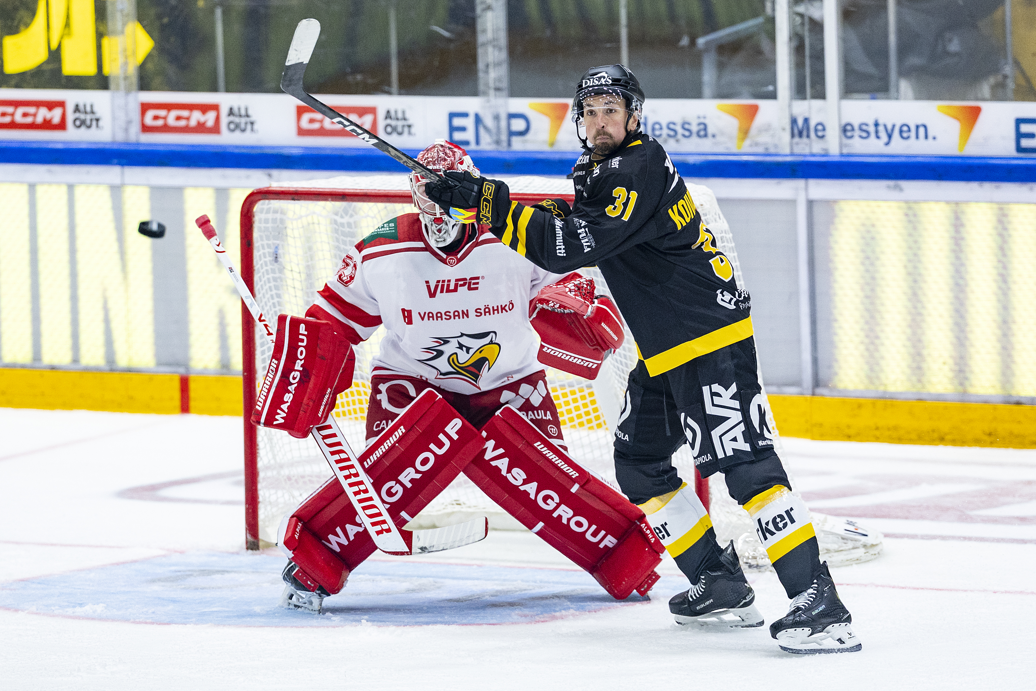 "Odotan, että nostamme Kärpät takaisin sinne, minne se kuuluu" – katso tuoreiden kärppäpelaajien Eetu Koivistoisen ja Andreas Okanyn haastattelut