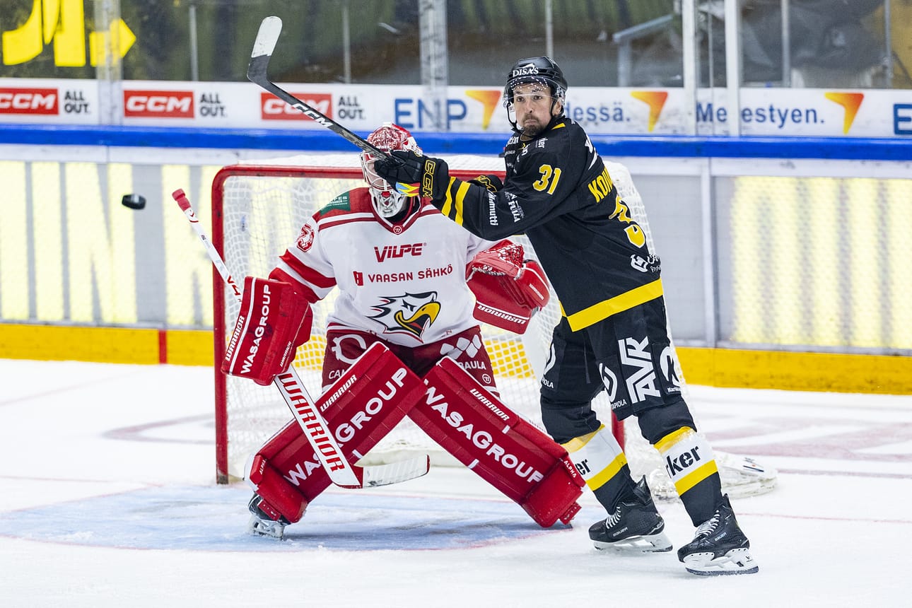 Kärppien ja Sportin harjoituspeli loppui ennen aikojaan. Kuvassa Kärppien Eetu Koivistoinen ja Sportin maalivahti Masi Härkönen.