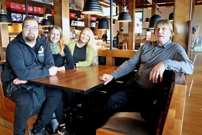 Tuomas Lahdenperä, Elina Ruotsala, Siiri Ahopelto ja Petri Valtee kertoivat, että ensimmäiset vapaaehtoiset on jo ilmoittautuneet viikonloppurinkiin. Kuva: Saila Collander