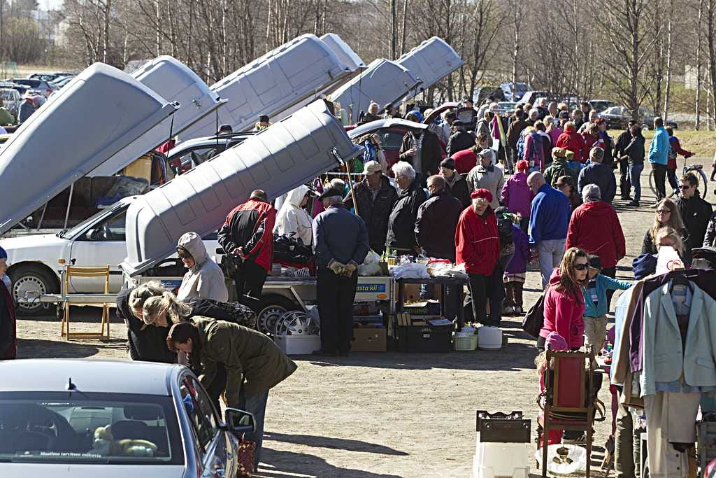 Peräkonttikirppis keräsi satoja kävijöitä Haukiputaan lukion kentälle lauantaina.