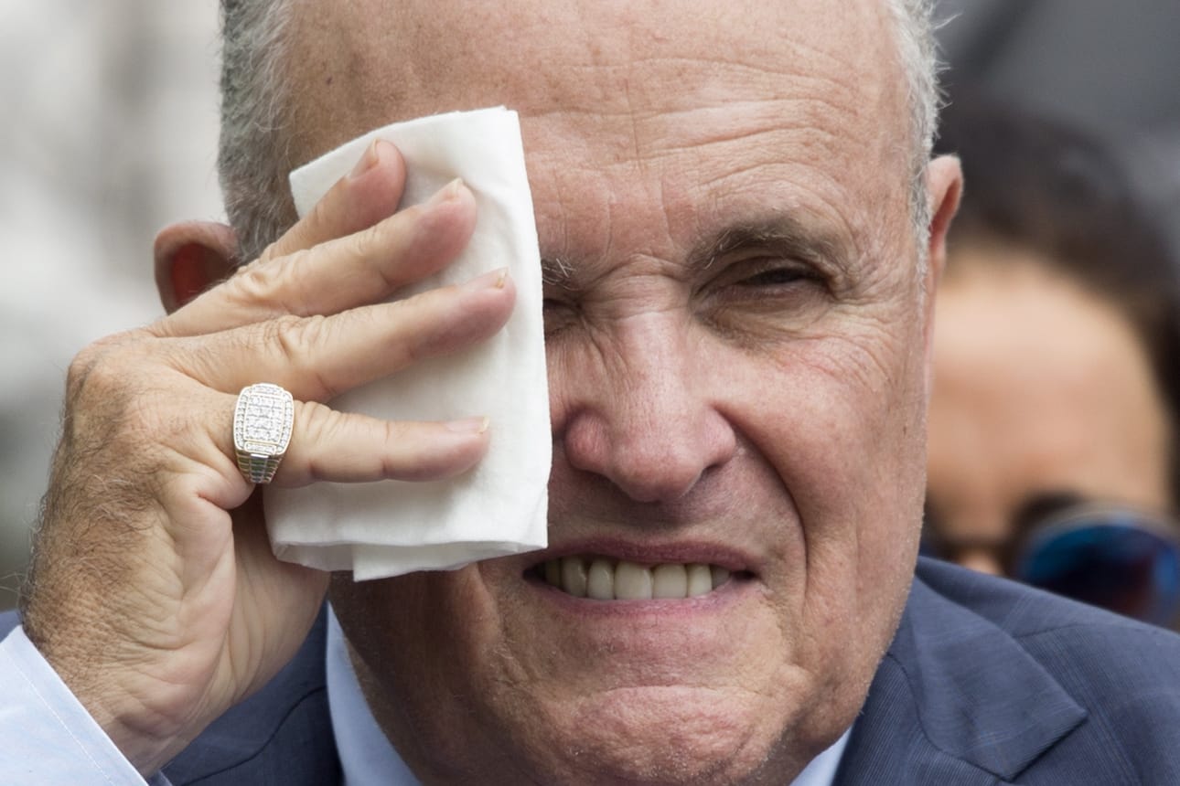 Yhdysvaltain presidentin Donald Trumpin asianajaja Rudy Giuliani pyyhkii hikeä. Hän on keskeinen hahmo Trumpin Ukraina-yhteyksissä.