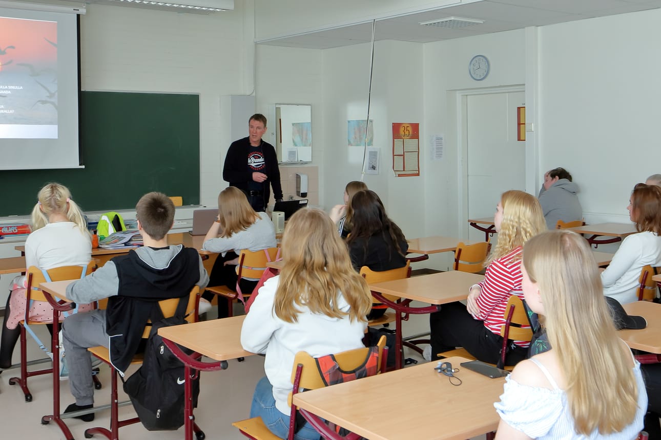 Pekka Miilukangas käy kolmatta vuotta antamassa Merikadun koulun yhdeksäsluokkalaisille hyviä työnhakuohjeita.
