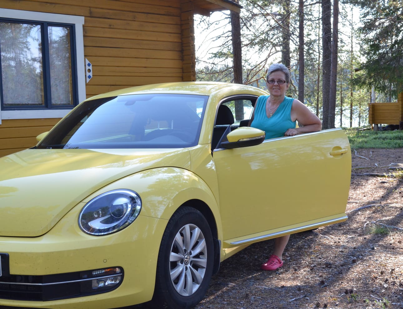 Automme on VW Beetle, vuosimalli 2013, automatic. Kuvassa entinen tyttöystäväni ja nöyrä palvelijani Beetle.