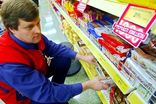 Oulun Citymarketin kauppias Jari Tenhunen asettelemassa paikoilleen Keskon uusia halpatuotteita.