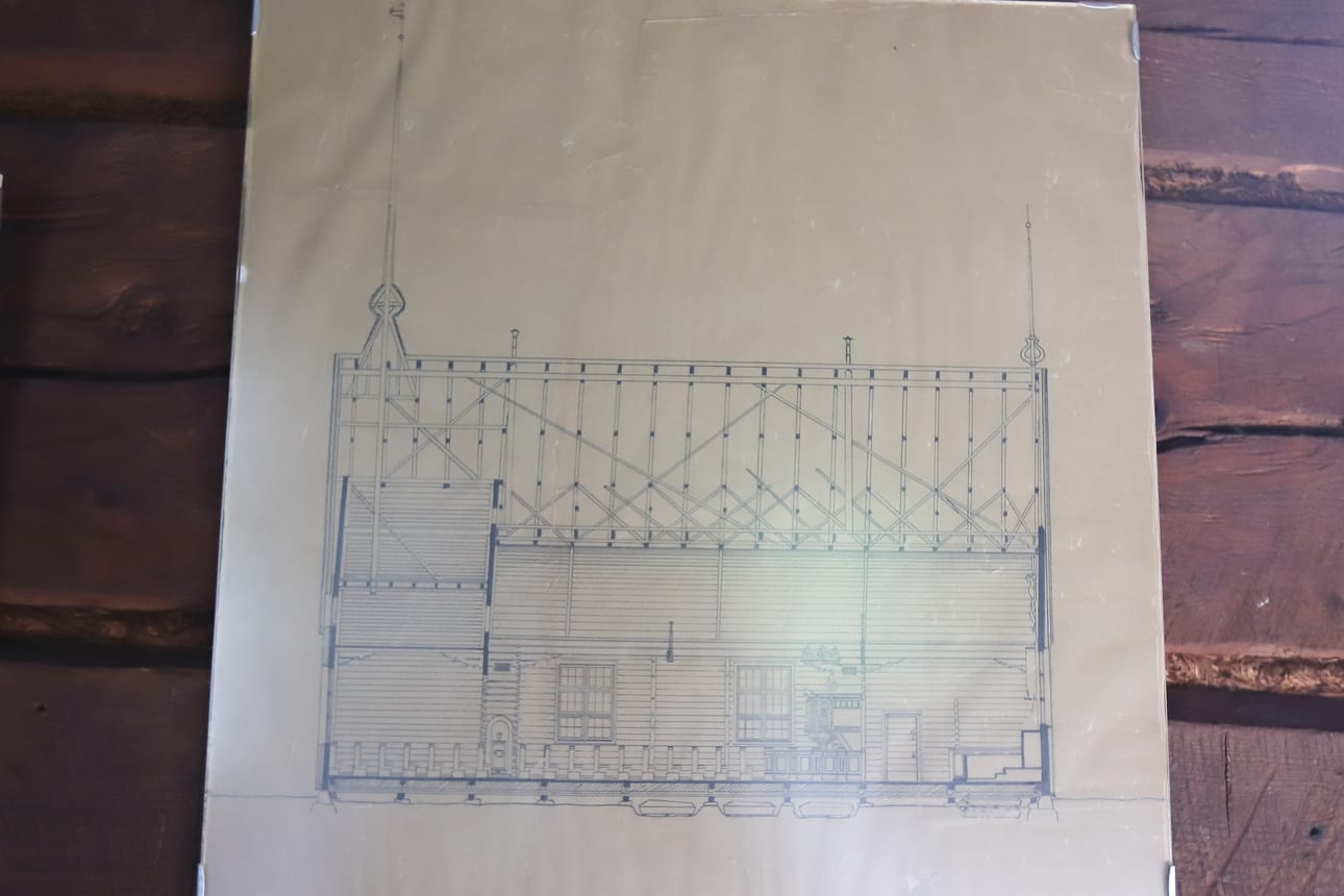 Saloisten museo- ja kotiseutuyhdistyksen Punaisessa tuvassa on esillä Karl Alfred Strömmerin piirustuksia 1930 palaneesta vanhasta puukirkosta.