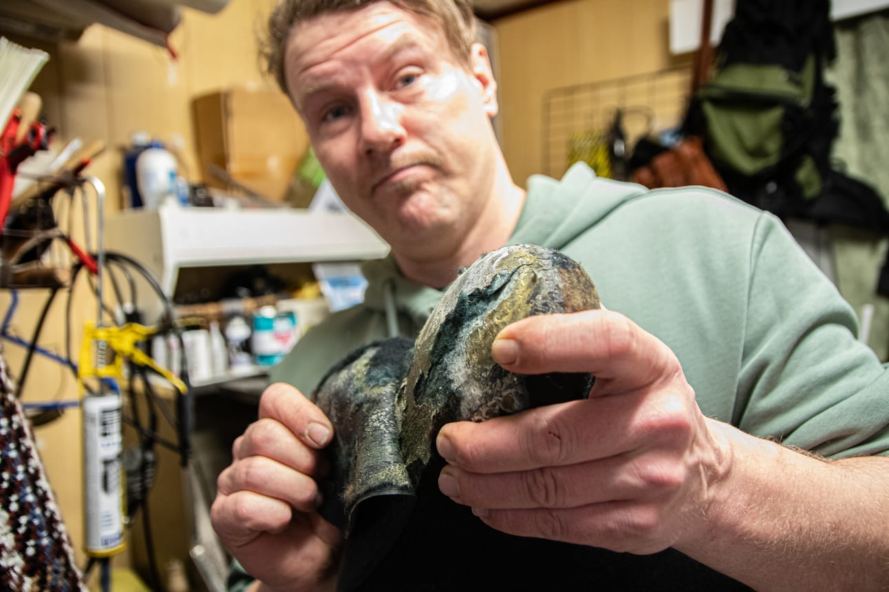 Lasse Eloranta toivoisi, etteivät ihmiset yrittäisi korjata saappaitaan itse kotona pikaliimalla ja muilla aineilla vaan toisivat ne suoraan suutarille. Ihmisten jälkien korjaaminen voi olla töisevää.