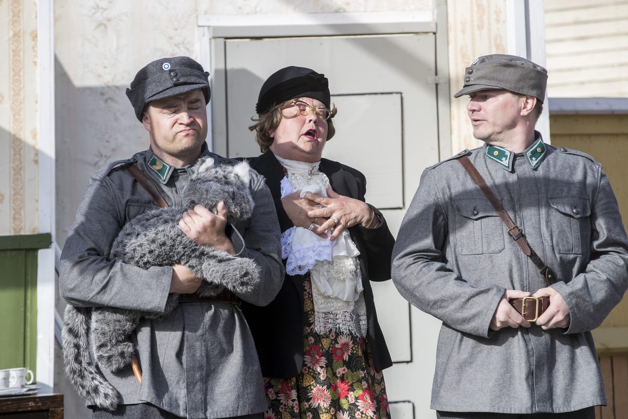 Raahen Teatterin kesänäytelmä Ryhmy ja Romppainen (Antti Perälä, sylissään kevyt kenttäkisa Mörökölli, ja Jussi Kononen) sijoittuu kotirintamalle. Vähintään yhtä värikäs hahmo on Anja Korhosen esittämä Rouva Veskivi, josta kuoriutuu Suomen kesäisen Vihtolan Hyacinth Bucket.