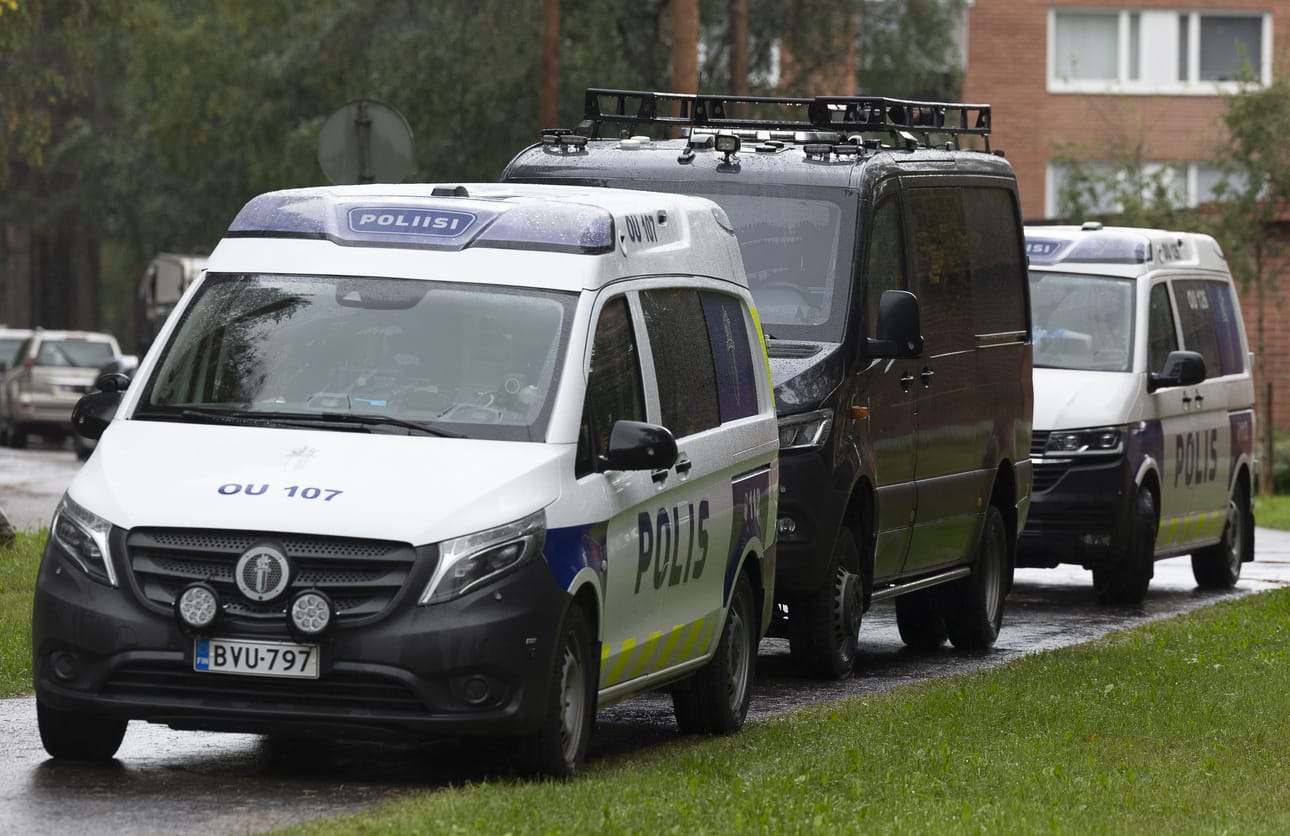 Paikalla oli useita poliisipartioita.