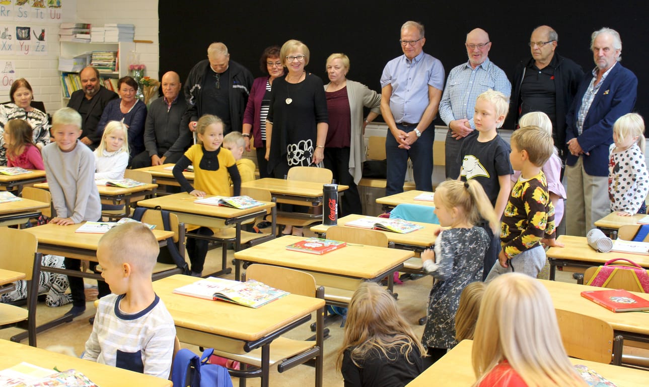 Pyhännän koulun ekaluokkalaiset saivat vieraita, kun opettaja Eeva Koivuranta tuli vieraisille poikansa Janne Koivurannan sekä oppilaidensa Maija Päivölän (Kumpulainen) , Matti Kervisen, Ari Nygrenin, Tuula Kallion (Turunen), Pirjo Pehkosen (Suvala), Maija Jääskeläisen ( Rasi), Timo Juurikan, Pentti Kervisen, Asko Kamulan ja Pentti Lehtolan kanssa. Luokassa käynnissä taukojumppa.
