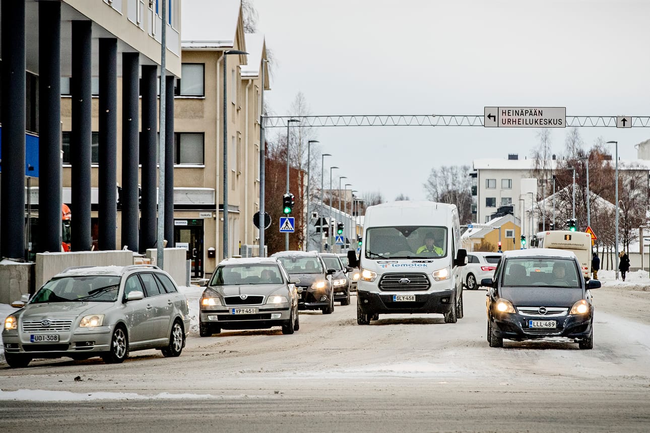 Korona on vaikuttanut liikenteeseen niin, että ruuhkahuiput ovat aiempaa matalempia.
