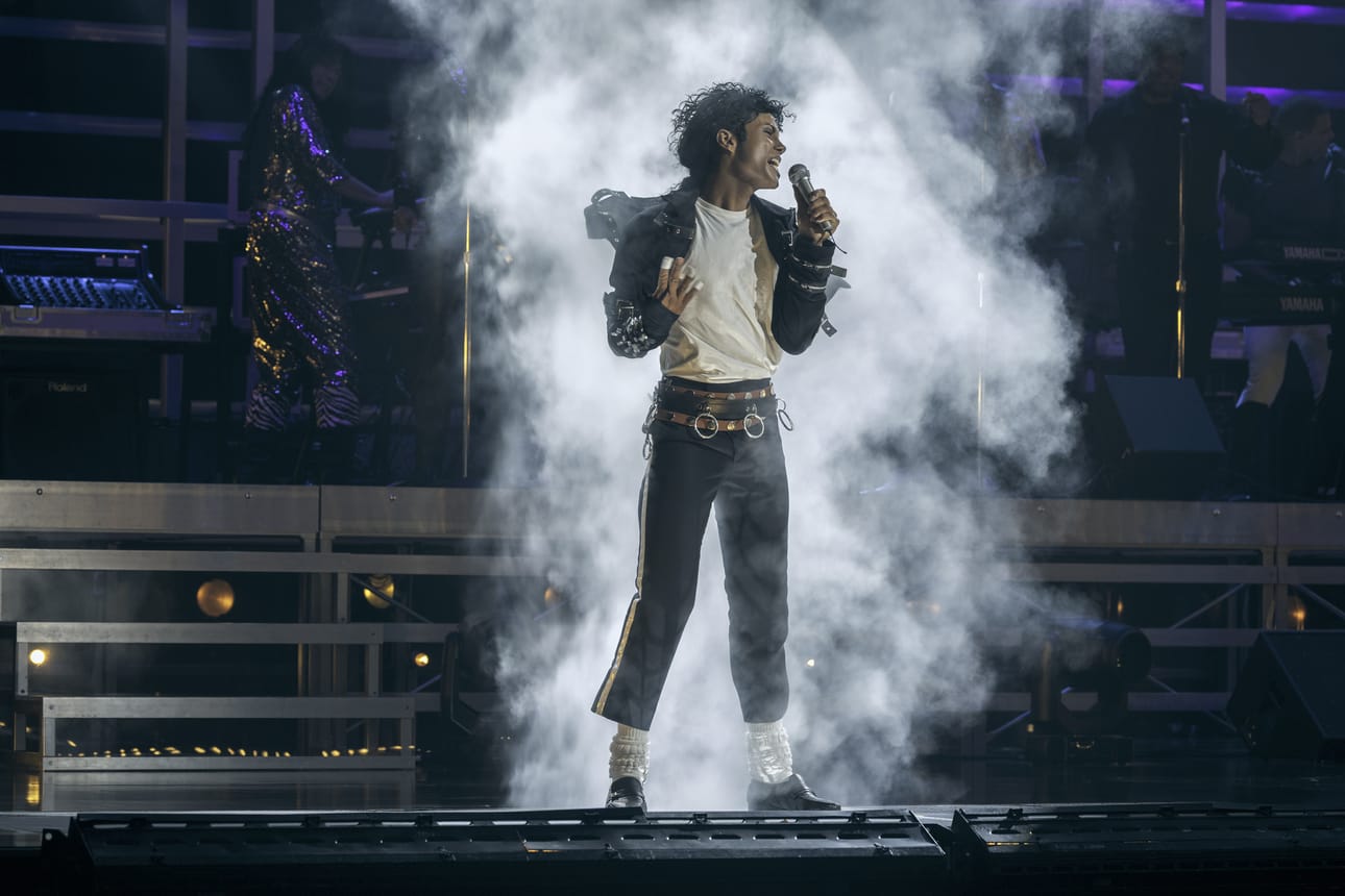 Michael Jacksonin veljenpoika Jaafar Jackson selviytyy uutuuskohtauksen konserttikohtauksista tyylikkäästi.
