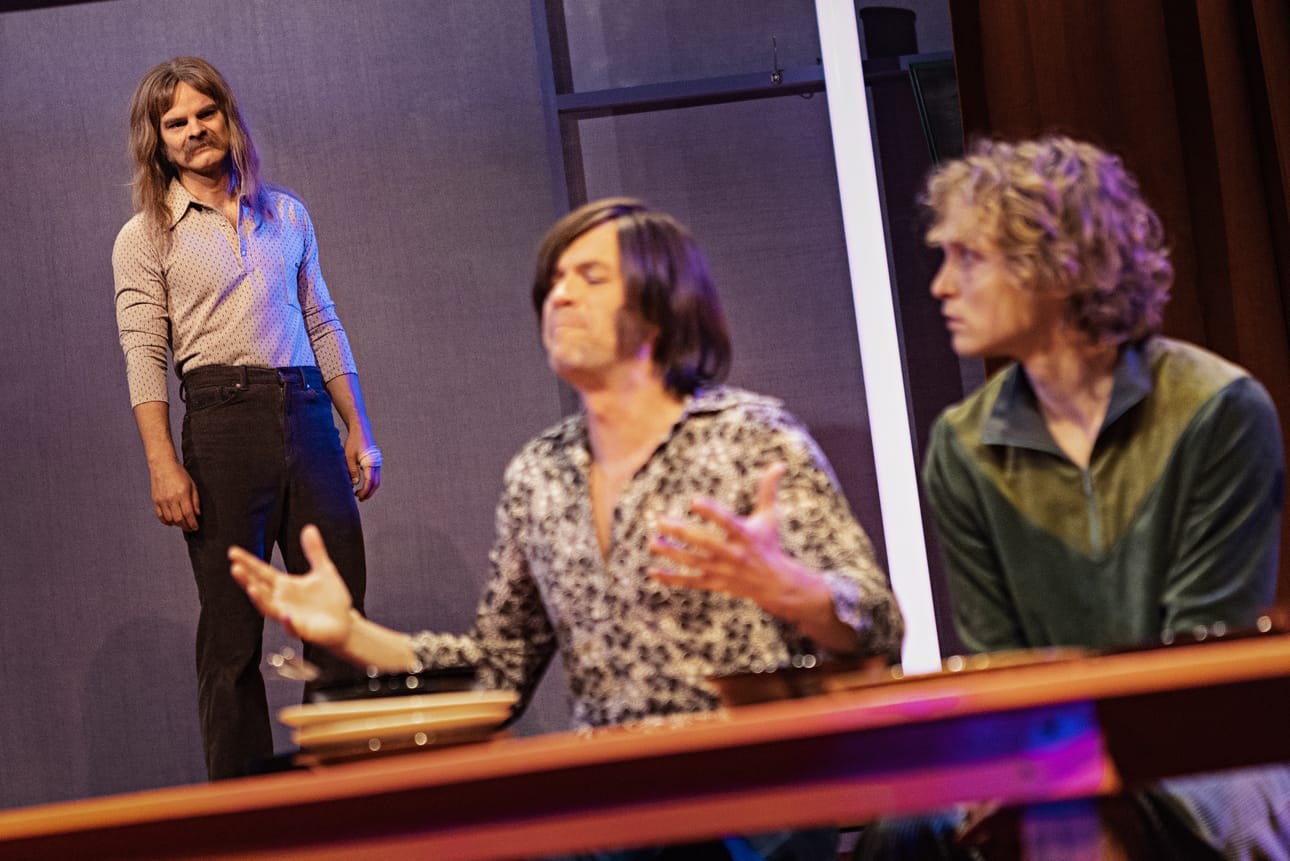 Tunneilmaisu on Wasa Teaterin Tillsammans-näytelmässä keskiössä. Kuvassa näyttelijät Jesper Fransson, Markus Lytts ja Joel Häggblom.