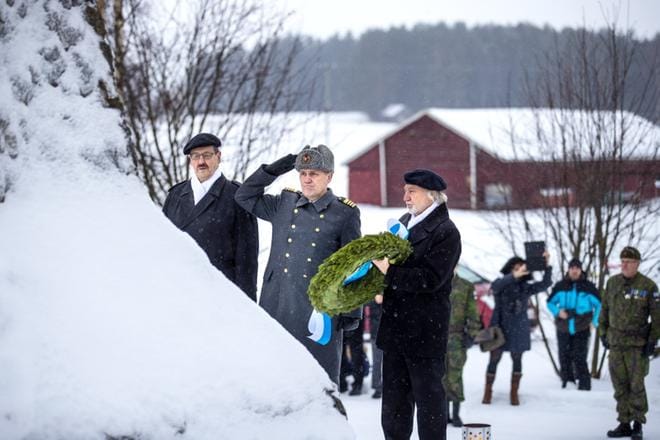 Vimpelin Reserviupseerikerhon Tuomo Vihriälä, Reserviupseerikoulun johtaja Jouko Rauhala ja Vimpelin kunnanvaltuuston puheenjohtaja Seppo Tuomisalo laskivat seppeleet torstaina kahdelle muistomerkille. Kuva Pokelasta, jonka lisäksi seppelöitiin Sotakoulun muistomerkki Vimpelin kirkonkylässä. KUVAT: MATTI HAUTALAHTI