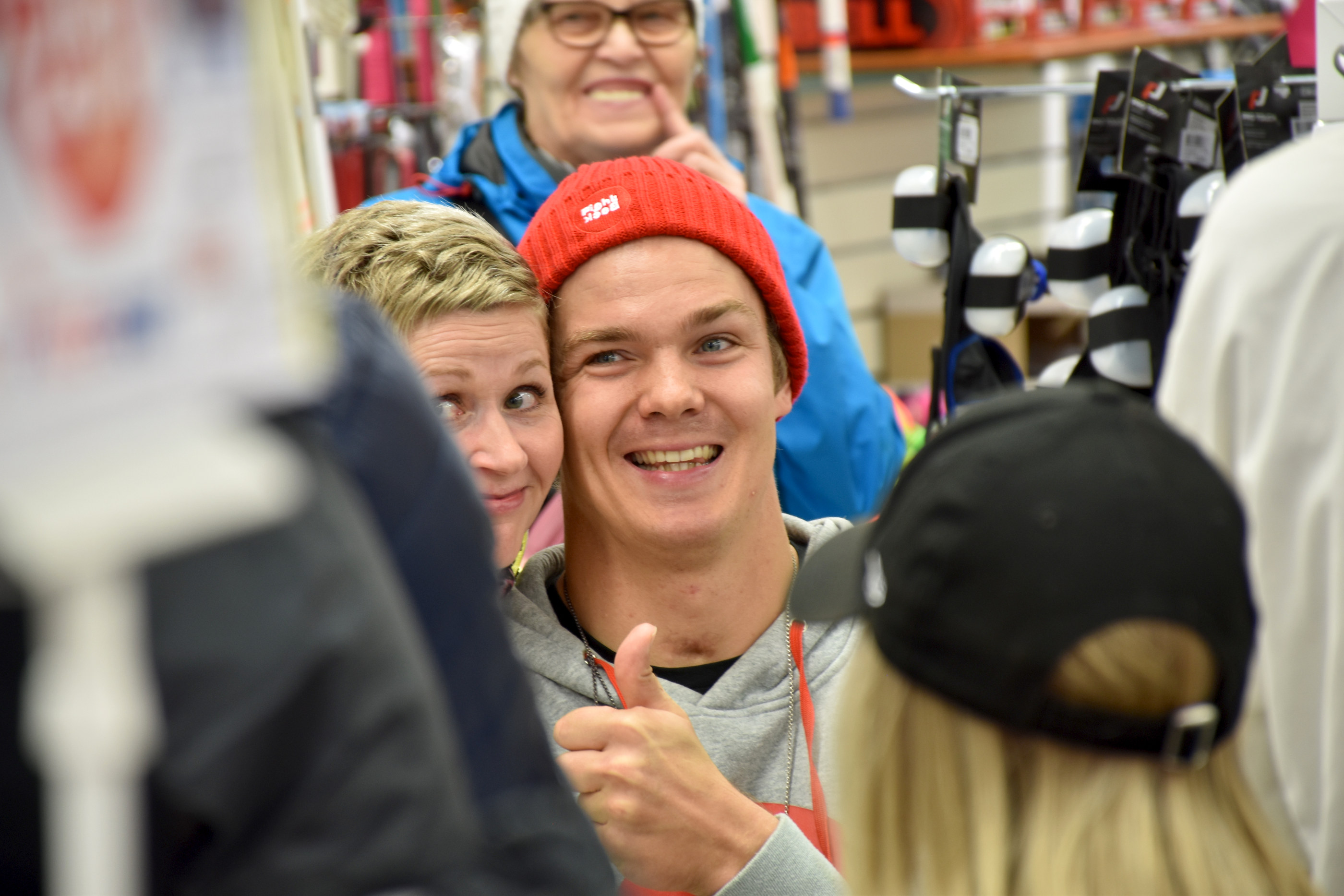 Pekka Hyysalon esiintyminen sai ihmiset hyvälle mielelle. Jono lapsia ja aikuisia halusi kuvaan periksiantamattomuuden perikuvan kanssa. Vuorossa Taina Kajava.