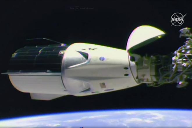 Nasa TV:n kuvaa SpaceX Dragon-kapselista sen jälkeen kun se oli telakoitunut Kansainväliselle avaruusasemalle. KUVA: