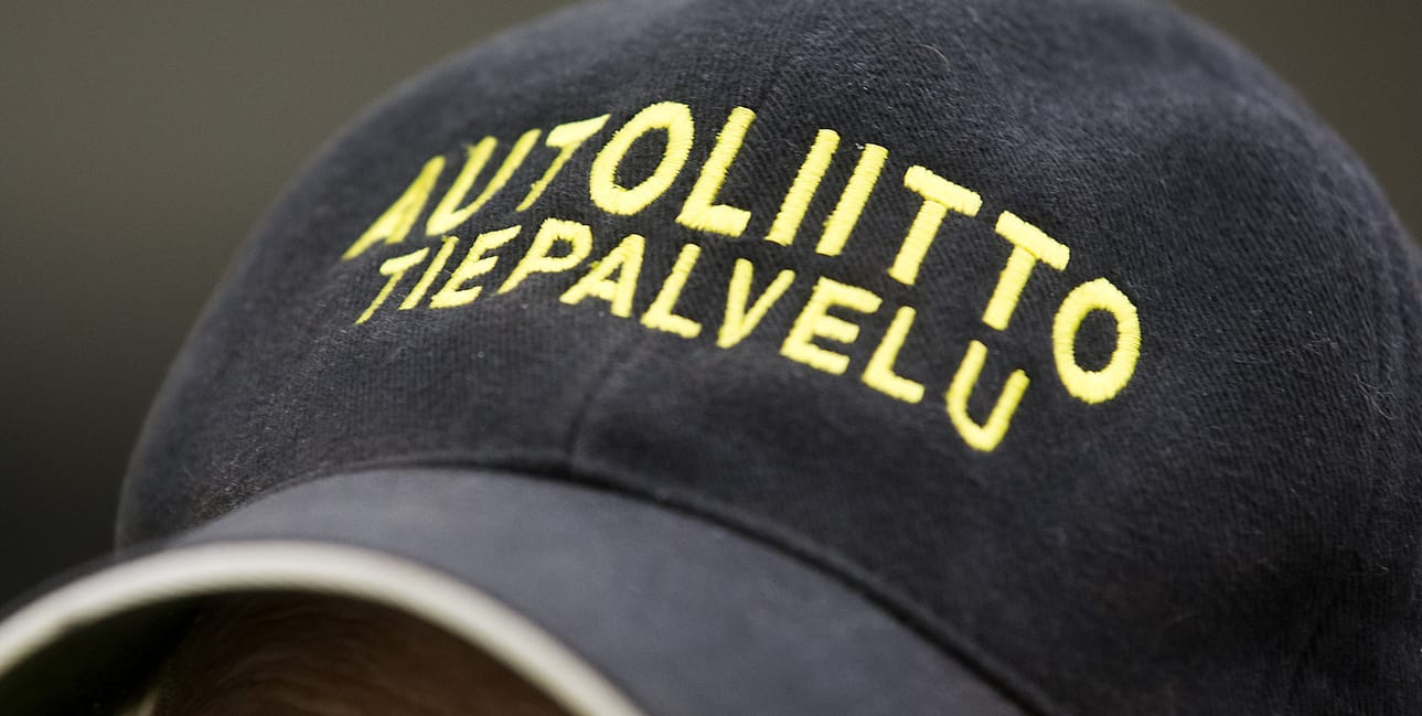 Autoliiton tiepalvelun yleisin tehtävä on juhannuksena apuvirrananto.