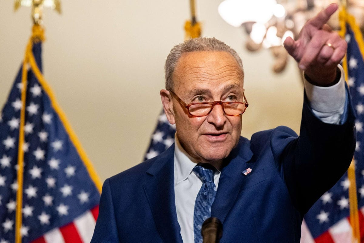 Senaatin enemmistöjohtaja Chuck Schumer sai runnottua aselakipaketin senaatista läpi. Lehtikuva/AFP