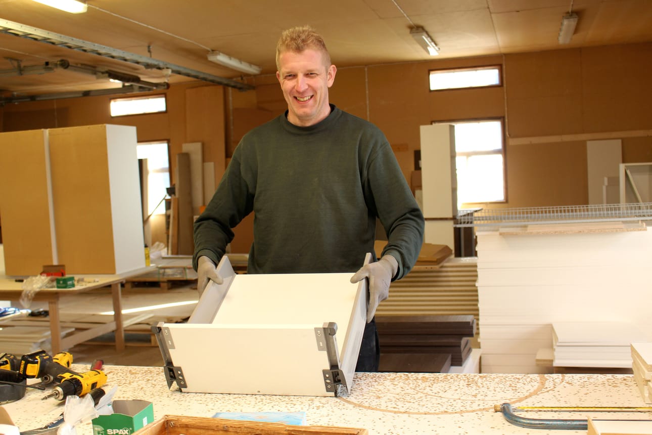 Jukka Leiviskä on Vaarin Verstaan uusi yrittäjä. Kiintokalusteita valmistavan yrityksen toimitilat ovat Piippolassa. Laatikostojen ja kaapinrunkojen kokoaminen on osa yrittäjän työtä.