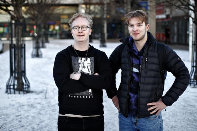 Seinäjoen pojat Sami Salmi ja Juho Kankaanpää olivat tyytyväisiä turnaukseen palattuaan maanantaina junalla kotiin. KUVA: TOMI KOSONEN