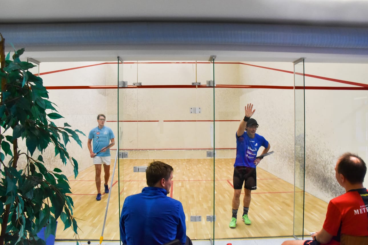 SC-Rukan Oskari Laitinen (vas.) ja Mikkelin Squashin Olle Poutiainen urakoivat viisieräisen ottelun lauantai-iltapäivänä Kuusamon keilahallilla.