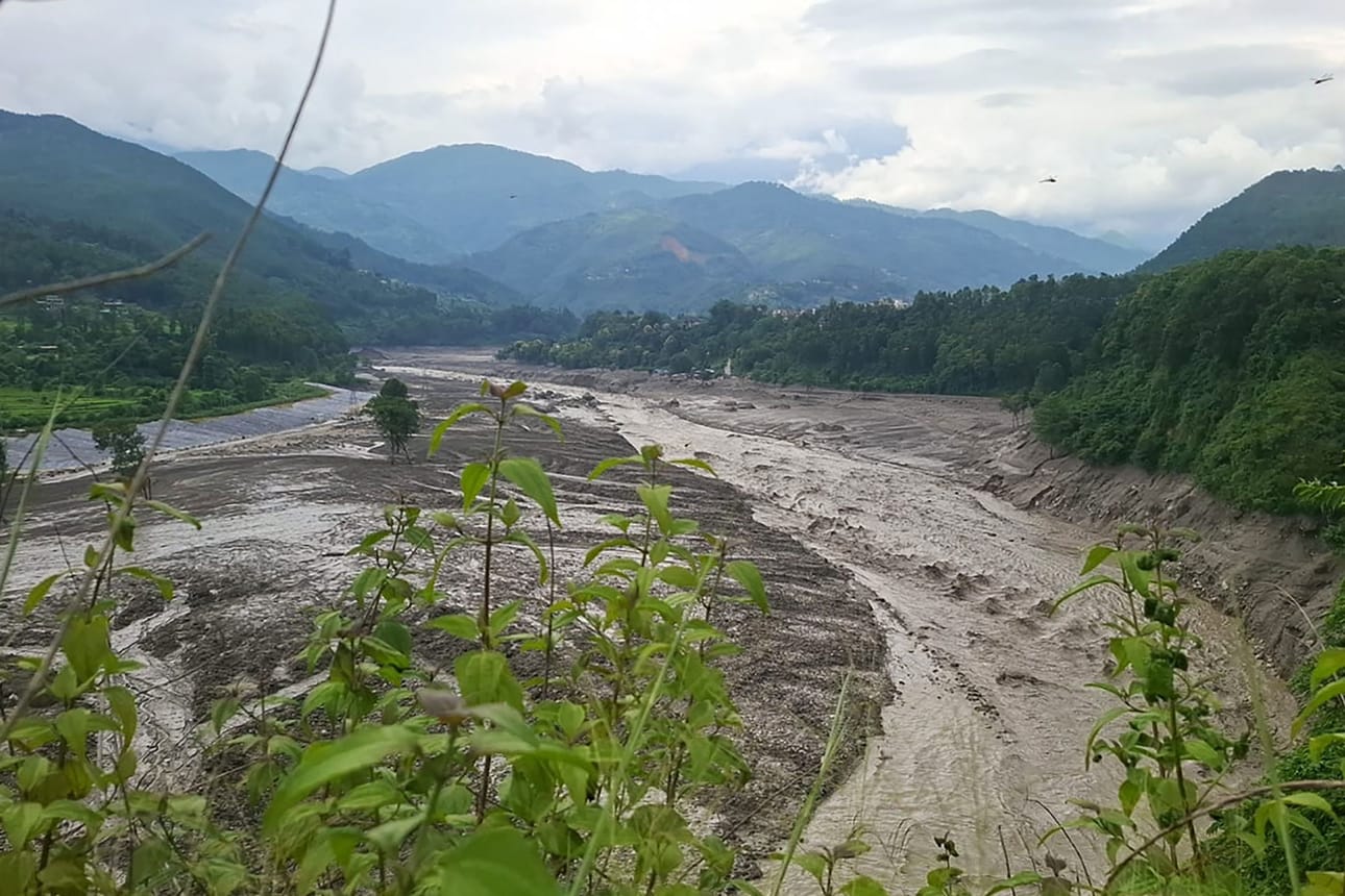Nepalin viranomaiset eivät kertoneet, moniko kuolleista oli paikallisia ja moniko turisteja.
