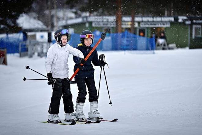 Vantaalaiset Lilja Hautala ja Emilia Suutari starttasivat Joupiskan rinteille keskiviikkona heti, kun paikka aukesi. Joupiska sisältyi heidän talvilomaviikkoonsa, jota he viettävät Hautalan mummolassa Nurmossa. Viidesluokkalaisten mielestä Joupiskan rinteillä on mukava lasketella – vauhtia saa ja rinteissä on mittaakin. KUVAT: TOMI KOSONEN